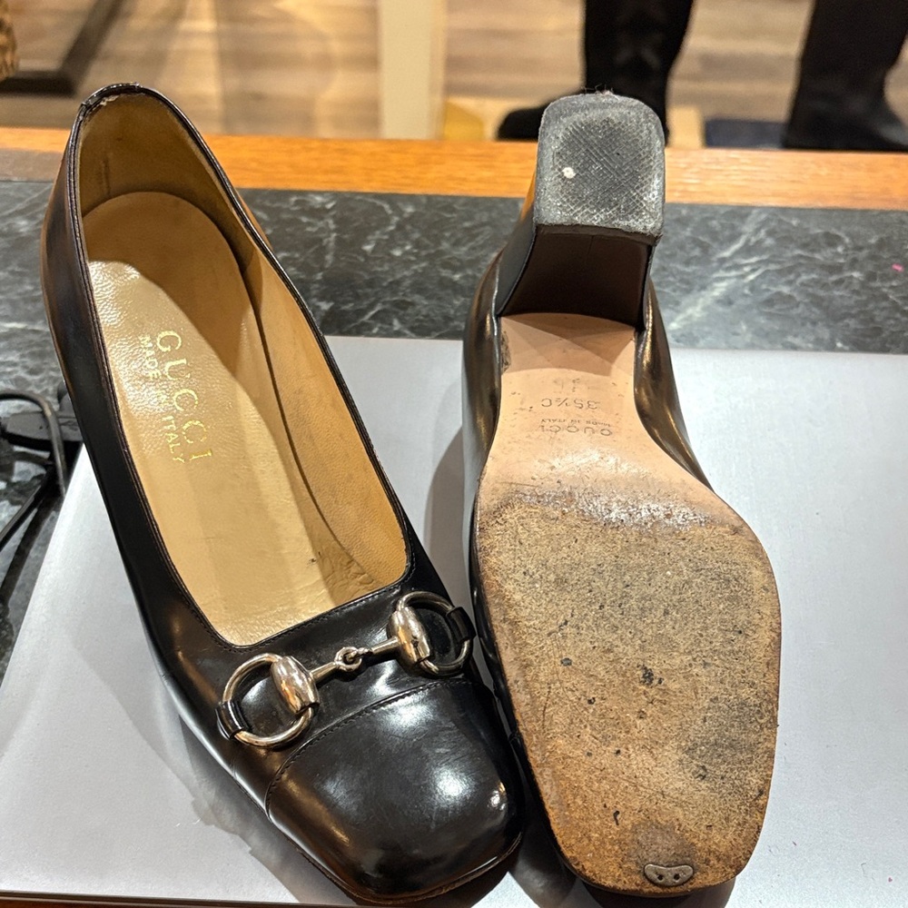 Gucci Women's Black Leather Flats with Silver Accents - Picture 2 of 3